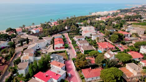 4K-Drohnenaufnahmen-Aus-Der-Luft-Von-Coma-Ruga,-Einer-Malerischen-Stadt-In-Spanien,-Während-Des-Pulsierenden-Frühlings