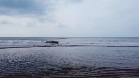 Wellen-Am-Strand-Der-Nordsee