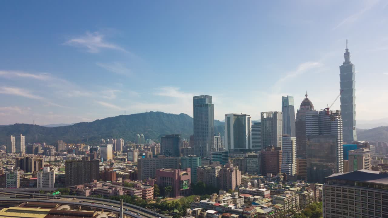día soleado taipei paisaje urbano famosa torre aérea centro de la ciudad panorama 4k timelapse taiwán