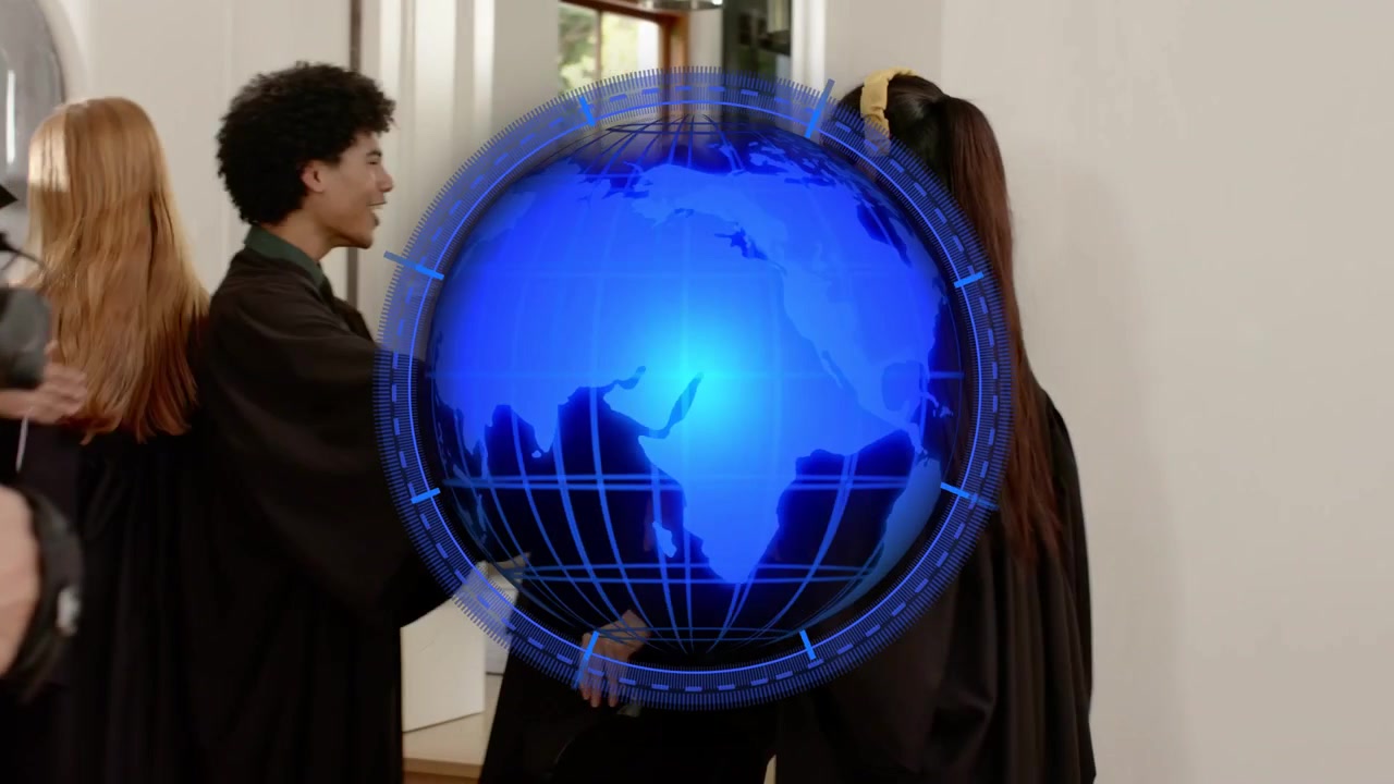 Nyutdannede går inn i en døråpning og feirer ved å kaste lue og telefon mens en blå hologram-globus legges over