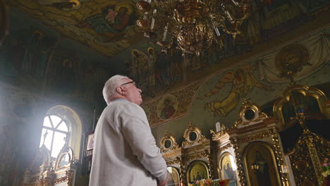 un anciano en la iglesia.