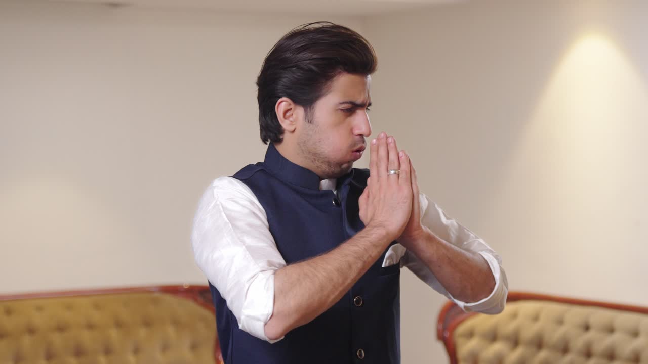 감기 와 기침 을  ⁇ 고 있는 인도인