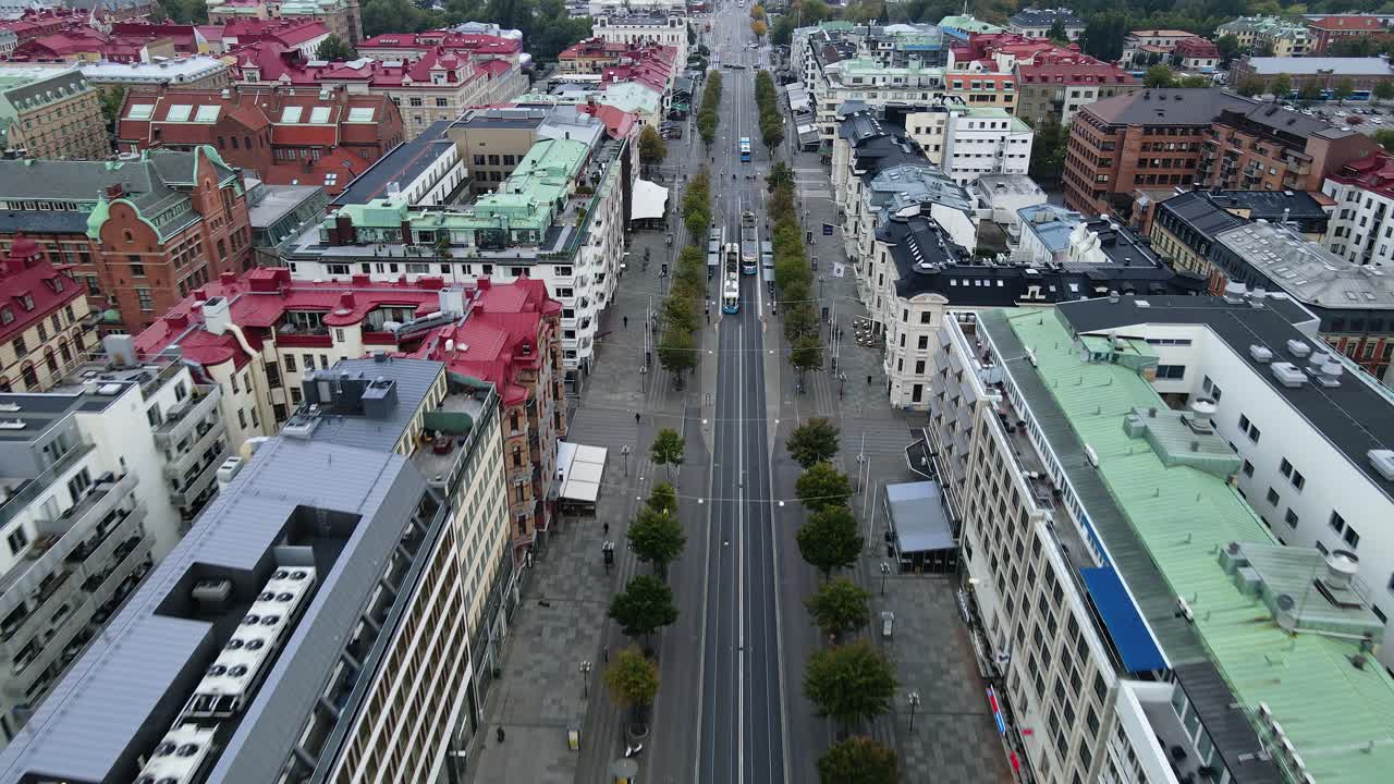 스웨덴의 전형적인 건물로 둘러싸인 예테보리의 주요 대로인 아베닌 거리를 여행하는 몇 대의 자동차와 트램