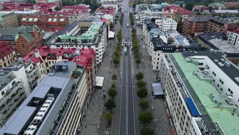 pocos coches y tranvías viajando por la calle de avenyn - bulevar principal de gotemburgo rodeado por los edificios típicos de suecia