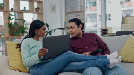 Laptop,-Entspannen-Und-Ein-Paar-Auf-Dem-Sofa-Zum-Zuschauen