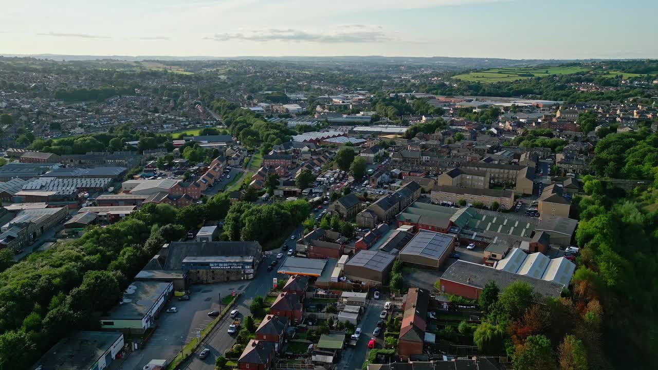 dewsbury moore y la ciudad de heckmondwike en el reino unido es una urbanización típica propiedad del ayuntamiento en el video del reino unido obtenido por un dron