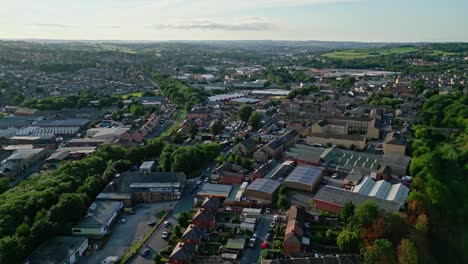 dewsbury moore y la ciudad de heckmondwike en el reino unido es una urbanización típica propiedad del ayuntamiento en el video del reino unido obtenido por un dron