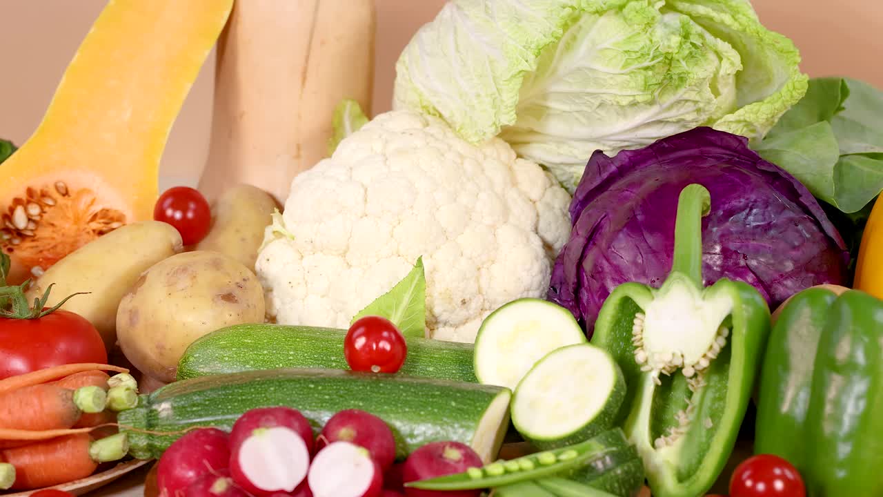 예술적으로 배열 된 신선한 채소의 활기찬 품종, 밝은 조명에서 자연의 색상과 질감을 보여주는