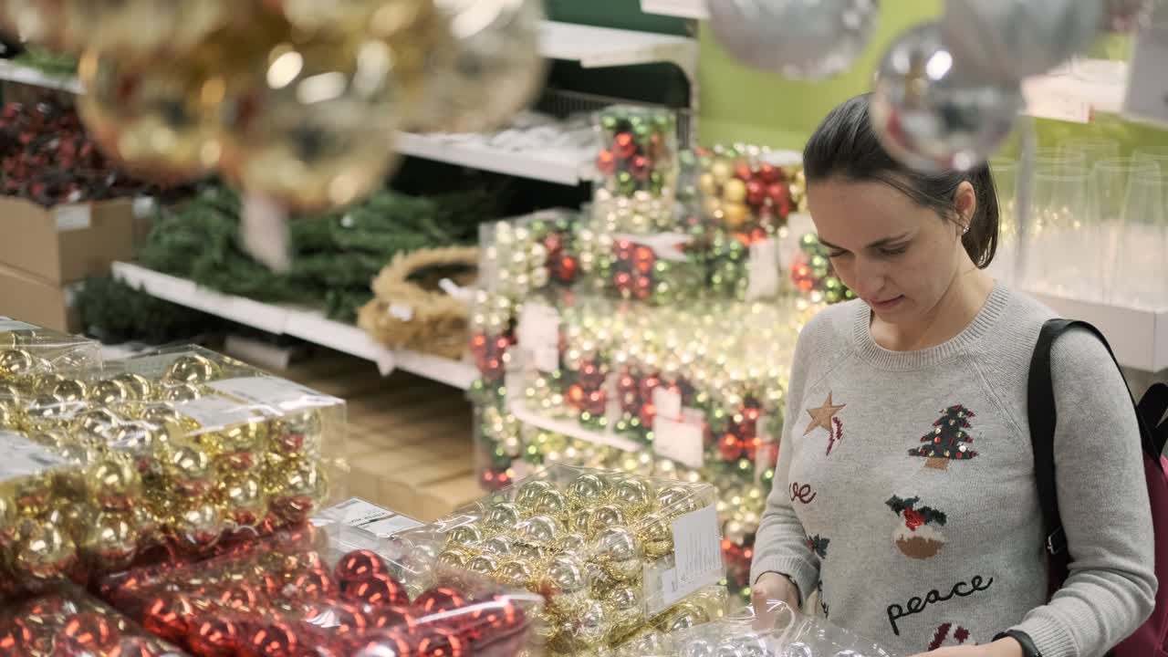 크리스마스 시장 에서 장식품 을 구입 하는 여자