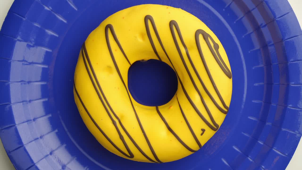 el donut glazado de primer plano.