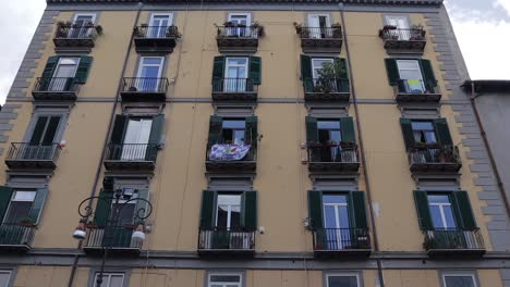 fachada de un bloque de apartamentos residenciales con pequeños balcones de ventanas nápoles italia ángulo bajo