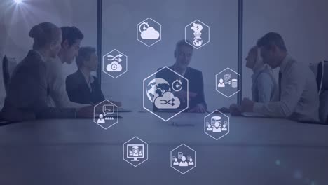 animación de iconos digitales girando sobre diversos empresarios discutiendo juntos en la oficina