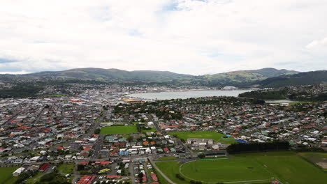 vista panorámica de la ciudad de dunedin en nueva zelanda - toma aérea de drones