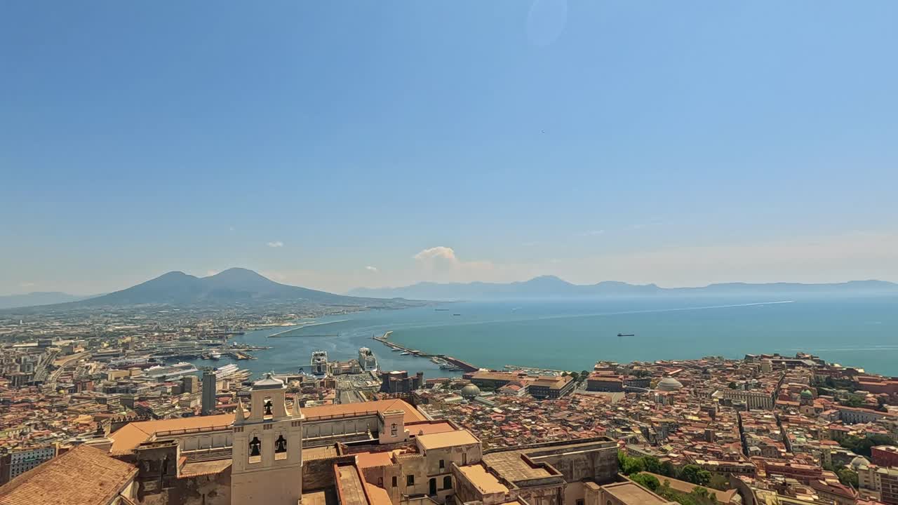 바다를 배경으로 나폴리의 파노라마 풍경