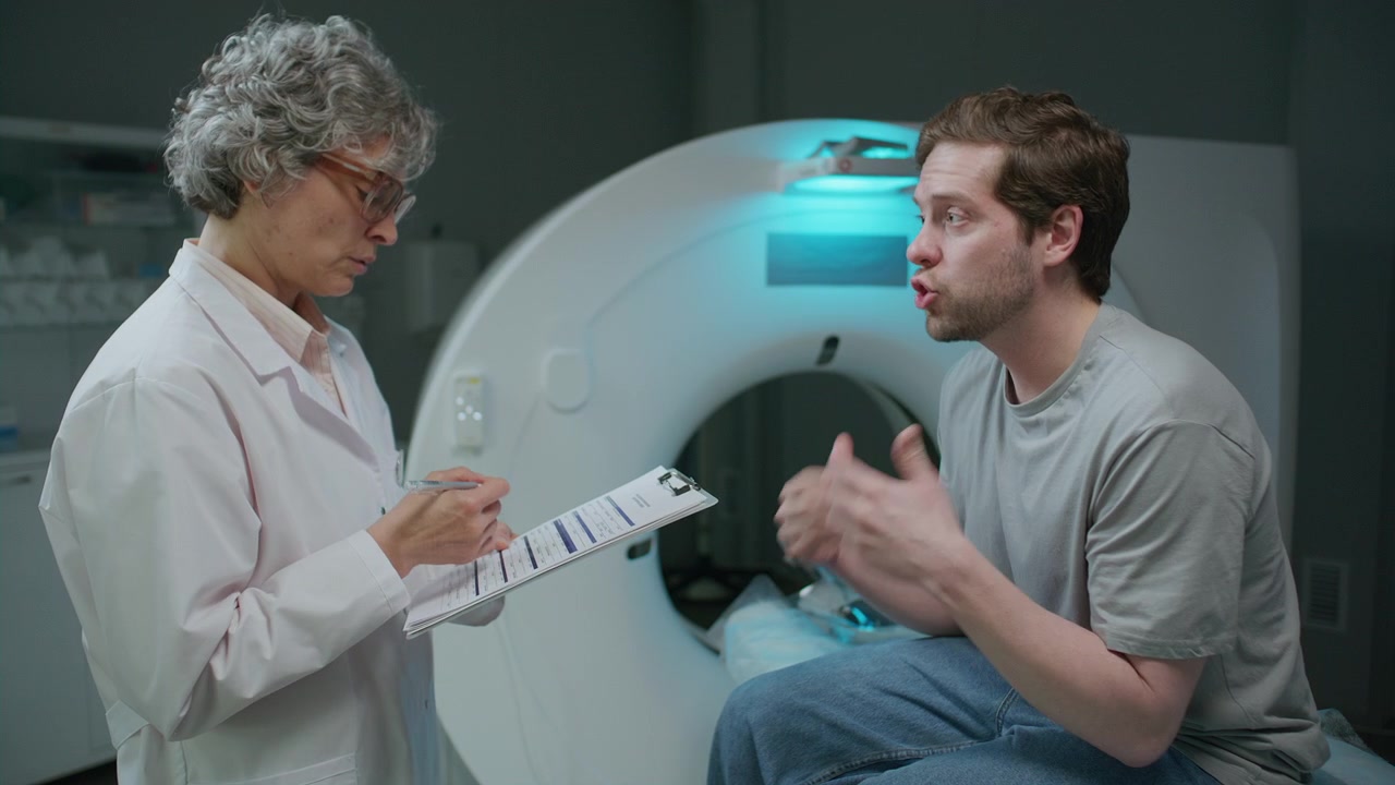 Medico che consulta il paziente prima dell'esame di risonanza magnetica nel reparto di radiologia