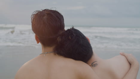 해변에서 포옹하는 커플