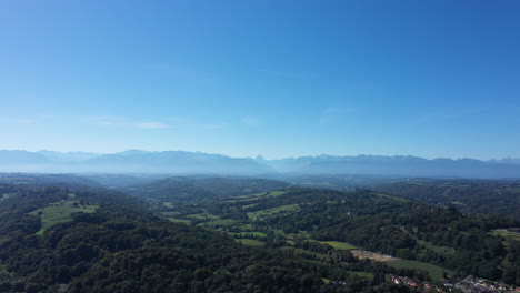 Luftaufnahme-Der-Pyrenäen,-Berge,-Wald,-Blauer-Himmel,-Pau,-Frankreich,-Sonniger-Tag
