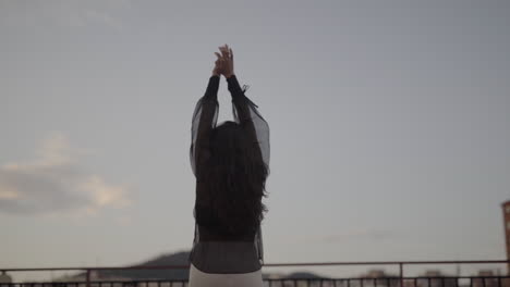 mujer en culto ritual negro bailando lentamente al atardecer barcelona