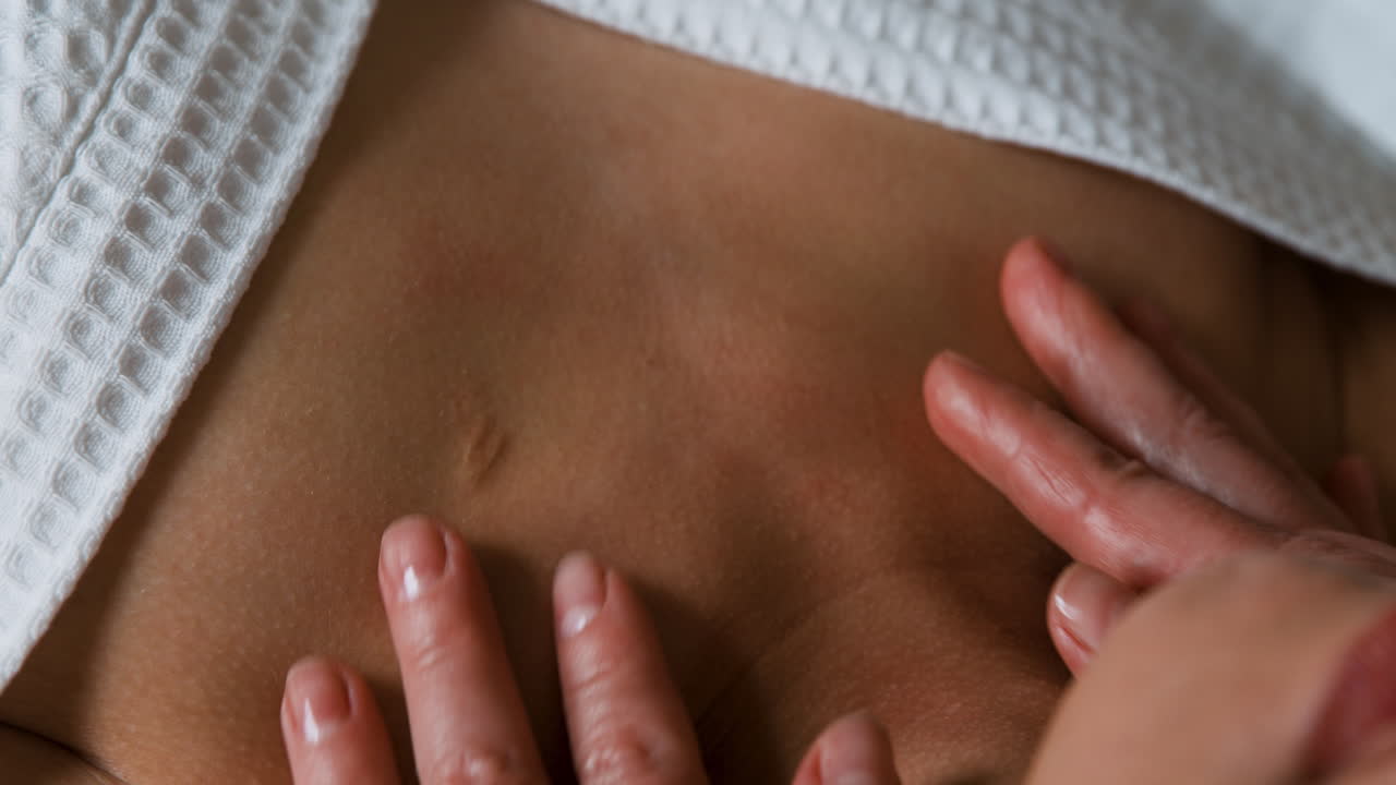 마사지를 받는 여자