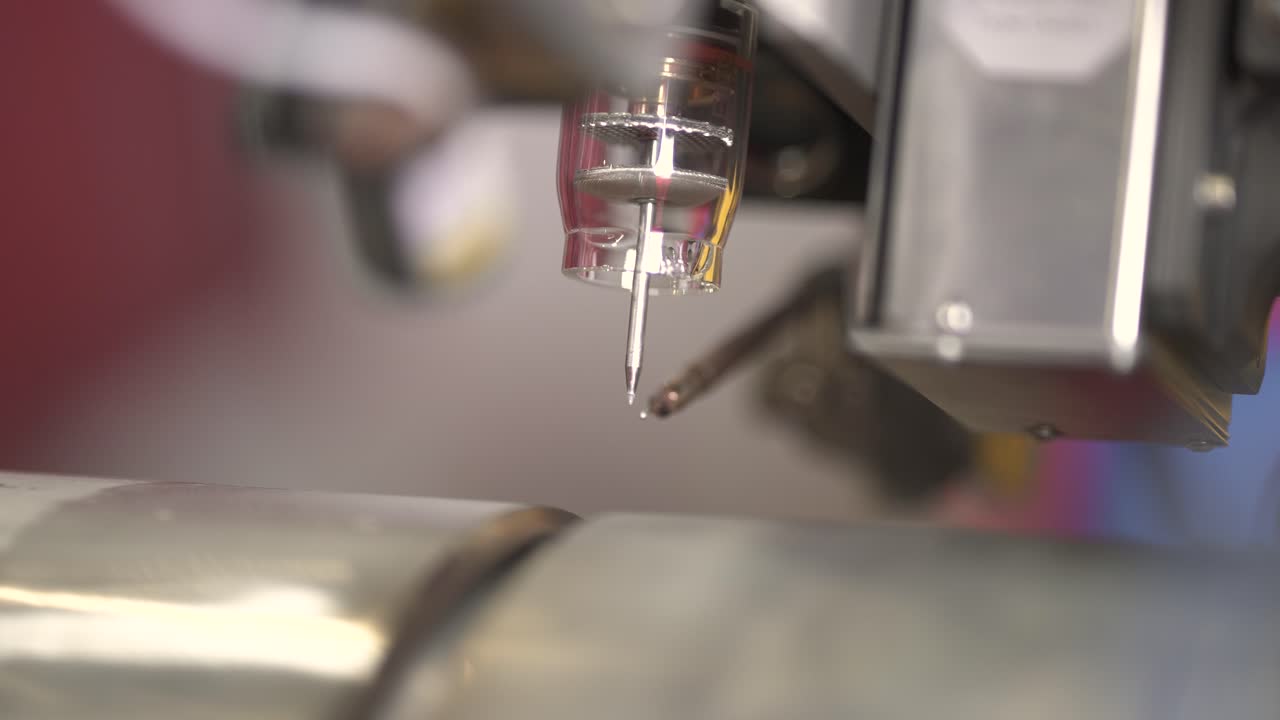 agujas de soldadura de precisión vistas de cerca antes de encenderse, tiro de cerca