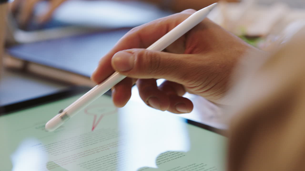 mano, bolígrafo y tableta digital en el marketing