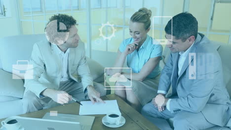 animación de iconos y procesamiento de datos sobre diversas personas de negocios en la oficina