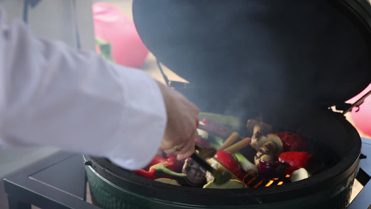 둥근 그릴에 은 채소