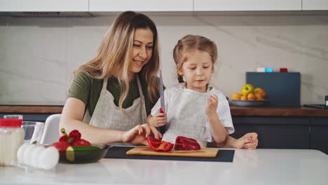 In-Der-Küche-Streiten-Sich-Mutter-Und-Kleine-Tochter