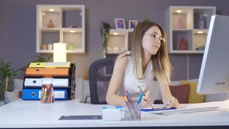mujer joven trabaja aburrida en la oficina de casa.
