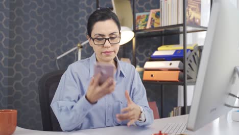 Mujer-De-Negocios-Hablando-Por-Teléfono.