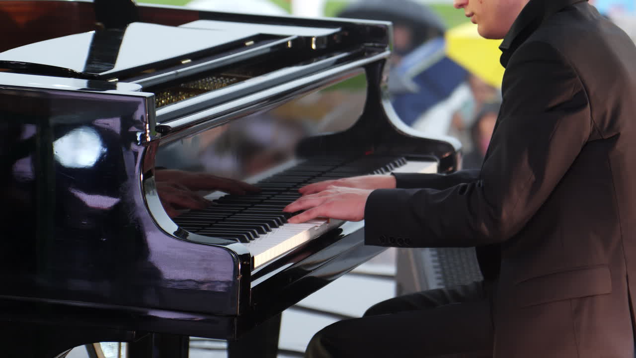 pianista tocando un piano de cola al aire libre