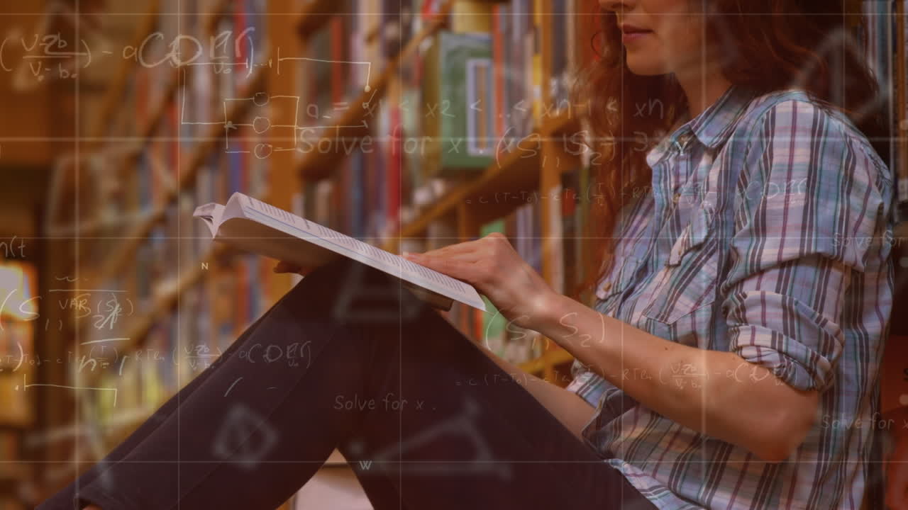 animación de fórmulas matemáticas sobre una estudiante caucásica