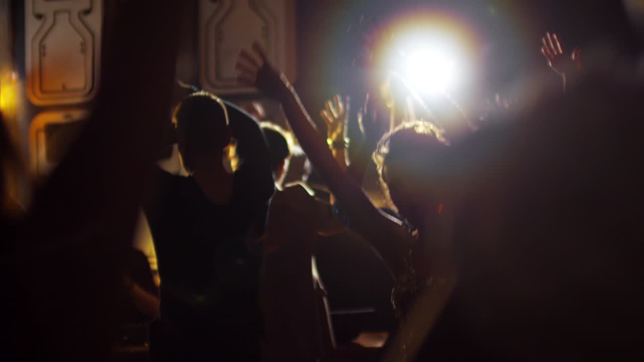 multitud bailando a la música rítmica