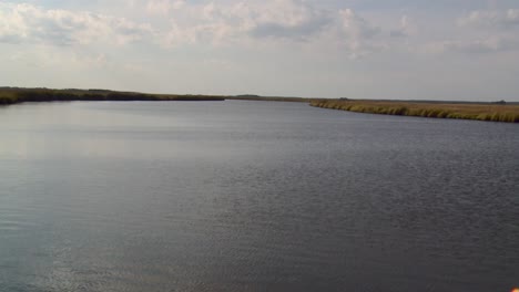 Lago-Tranquilo-En-El-Refugio-Nacional-De-Vida-Silvestre-De-Blackwater-En-Maryland---Plano-Amplio