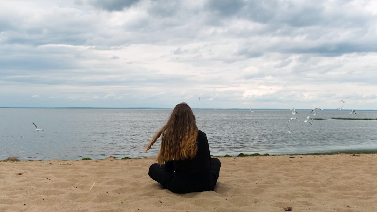 mujer meditando en la playa