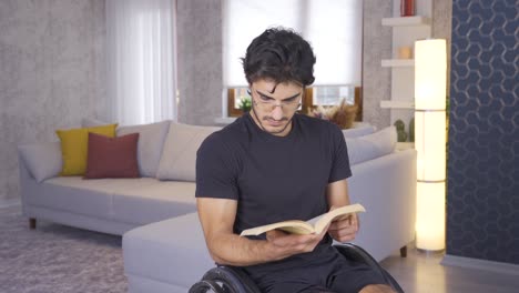 Joven-Discapacitado-Leyendo-Un-Libro-En-Casa.