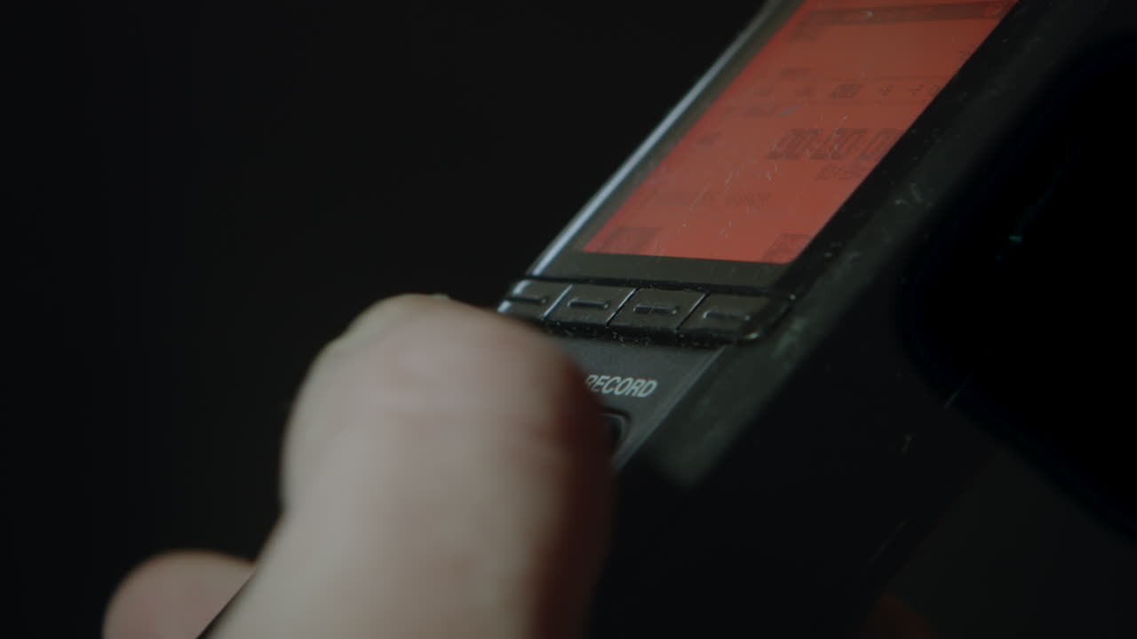 presionando el botón de grabación en una práctica grabadora digital