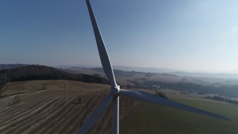 Detail-Der-Windmühlenturbine---Zeitlupenaufnahme-Von-Oben-Nach-Unten