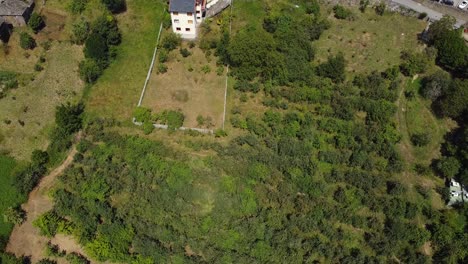 vista aérea de un pueblo aislado en las montañas de asturias, españa