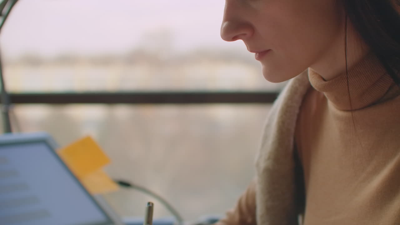 선택에 대한 색상 플을 사용하는 여성 - 인테리어 디자인 및 리노베이션 개념 - 선택에 대한 컬러 프를 사용하는 여성