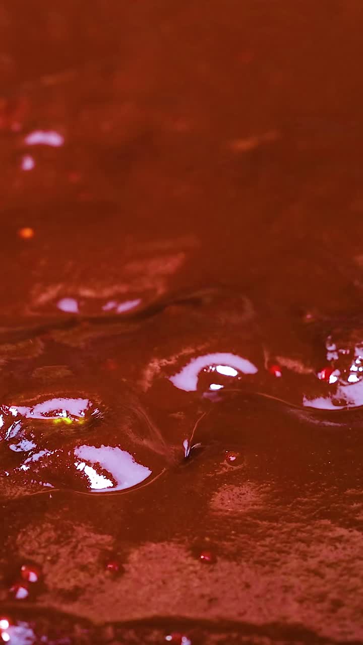 초콜릿과 활기찬 사탕 조각을 는 것