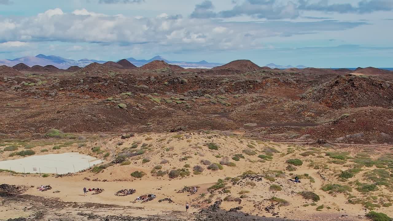 Persone che si godono il tempo in spiaggia nelle Isole Canarie, Spagna.
