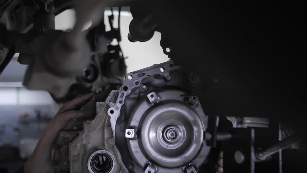 자동차에 기어박스를 설치합니다.