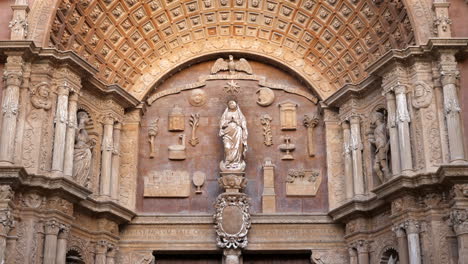 acercamiento de esculturas a la entrada de la catedral de santa maría de palma