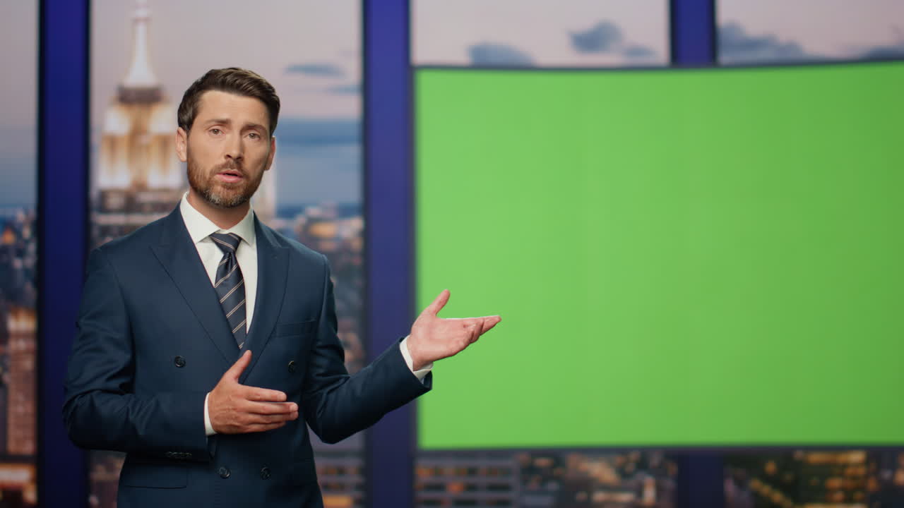 elegante presentador informando noticias de última hora de pie cerca de la pantalla verde de cerca.