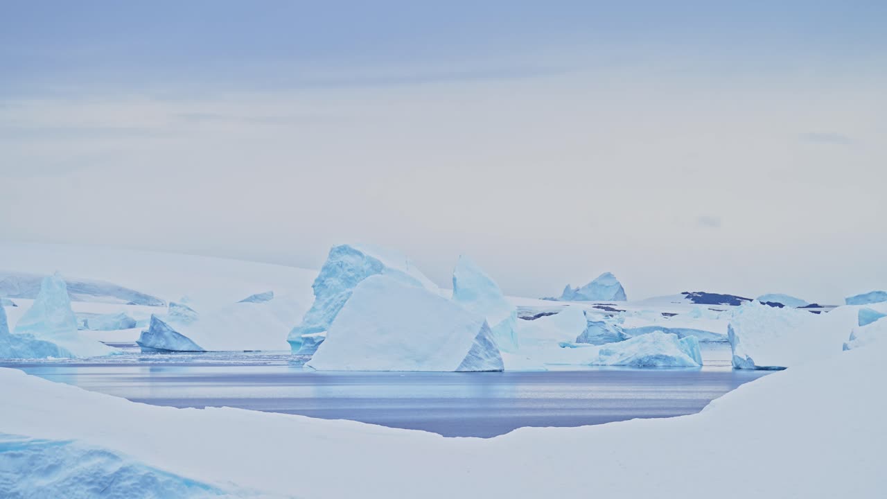 큰 남극 빙산 해경, 해가 지고, 놀라운 모양과 극적인 빙산과 해가 뜨는 하늘, 겨울 풍경, 남극 반도의 얼음 풍경.