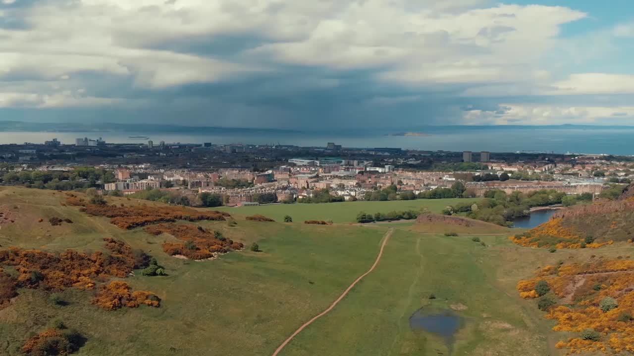 Parco di Holyrood con la città sullo sfondo
