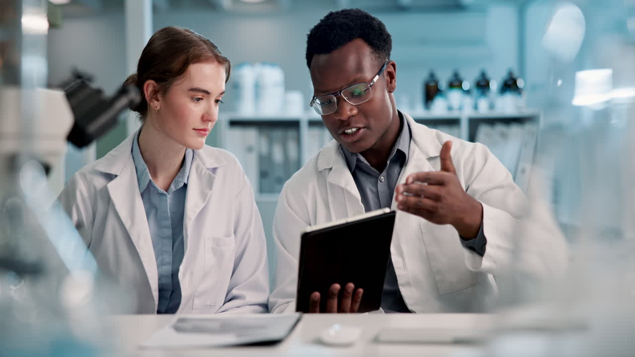 Scienziati che collaborano in un laboratorio