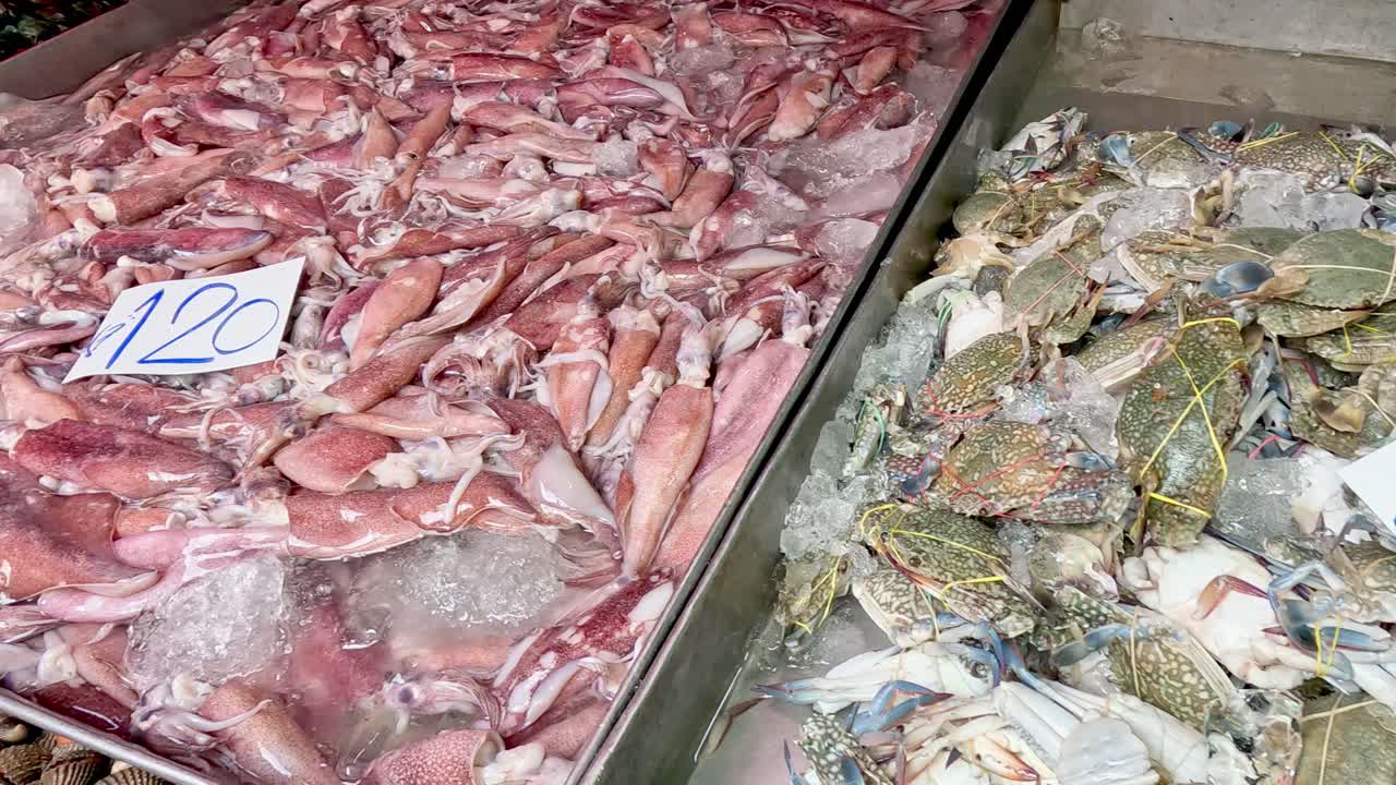 transición del pescado al cangrejo en hielo en el mercado