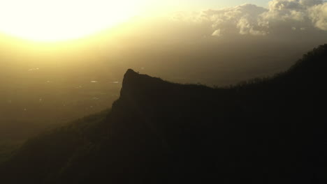 Amplia-Toma-Aérea-Al-Atardecer-De-La-Montaña-Pinnacle-Point-En-El-Parque-Nacional-Border-Ranges,-Nueva-Gales-Del-Sur-En-Australia